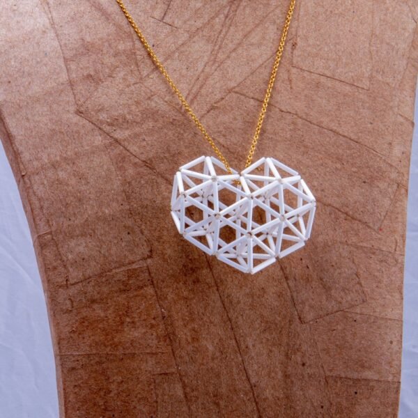 Collar de corazón geométrico